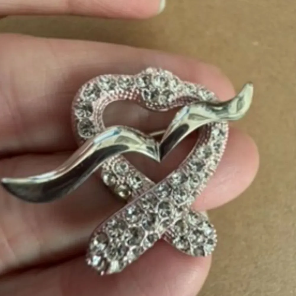 Vintage silver tone ribbon heart rhinestone brooch pin